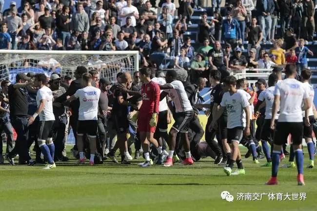  巴斯蒂亚球迷组织抗议票价，俱乐部承诺协商  